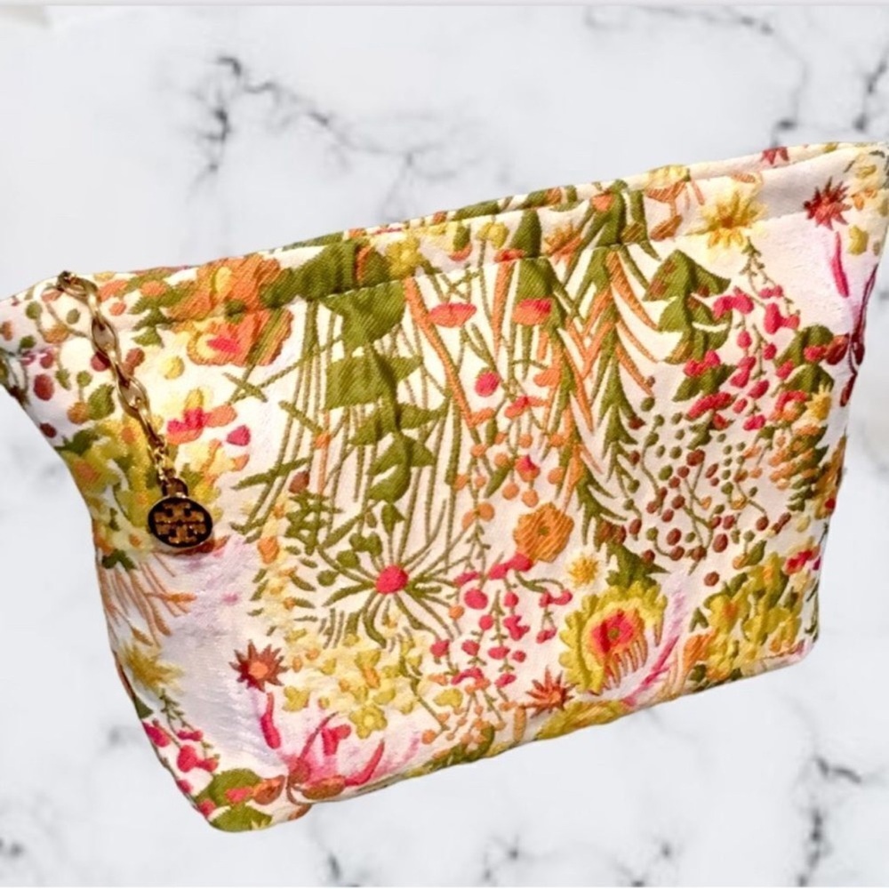 Floral Women's Bag 💕Looking for this please! if you have one for sale lmk!!!!!